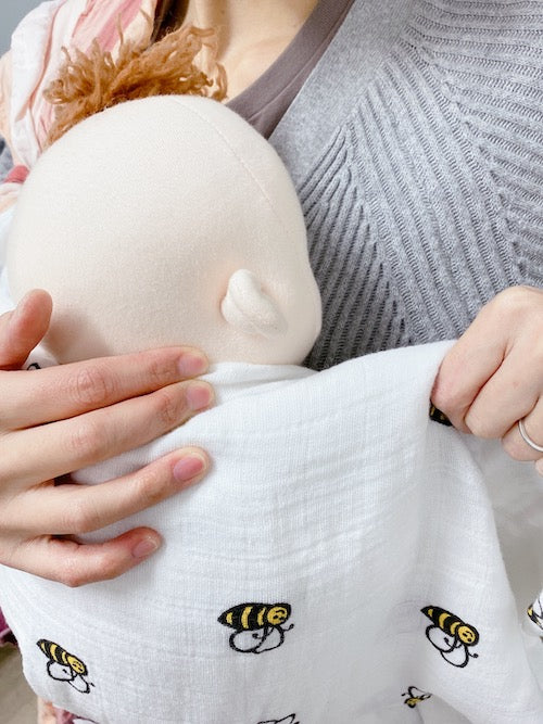 スリングで抱っこする赤ちゃんの背中に風よけをする方法